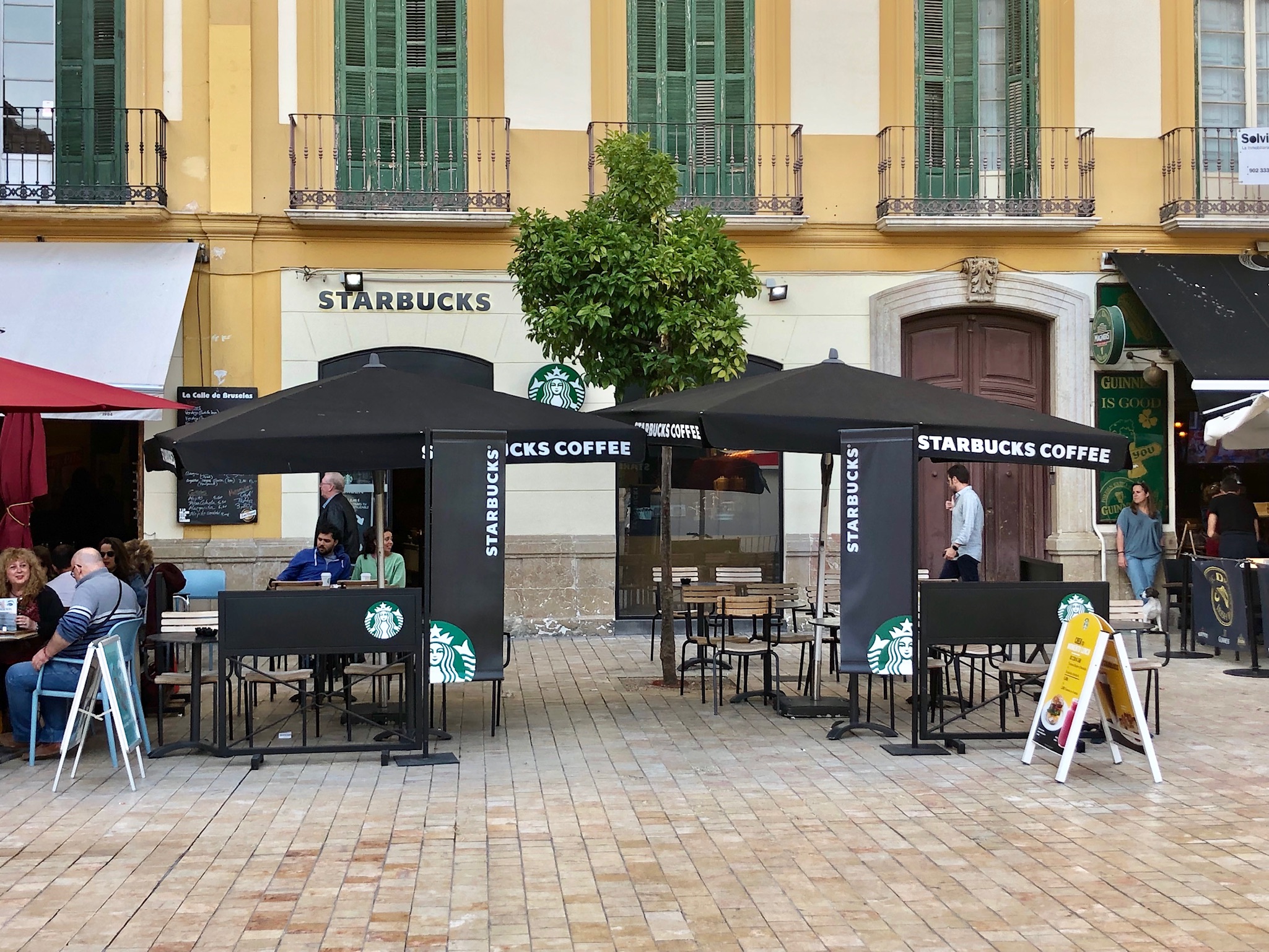 La marca Starbucks abre su tercer local comercial en la capital malagueña