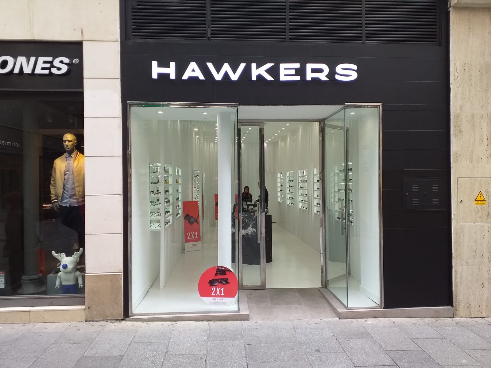 Hawkers ocupa un local comercial en el centro de Córdoba