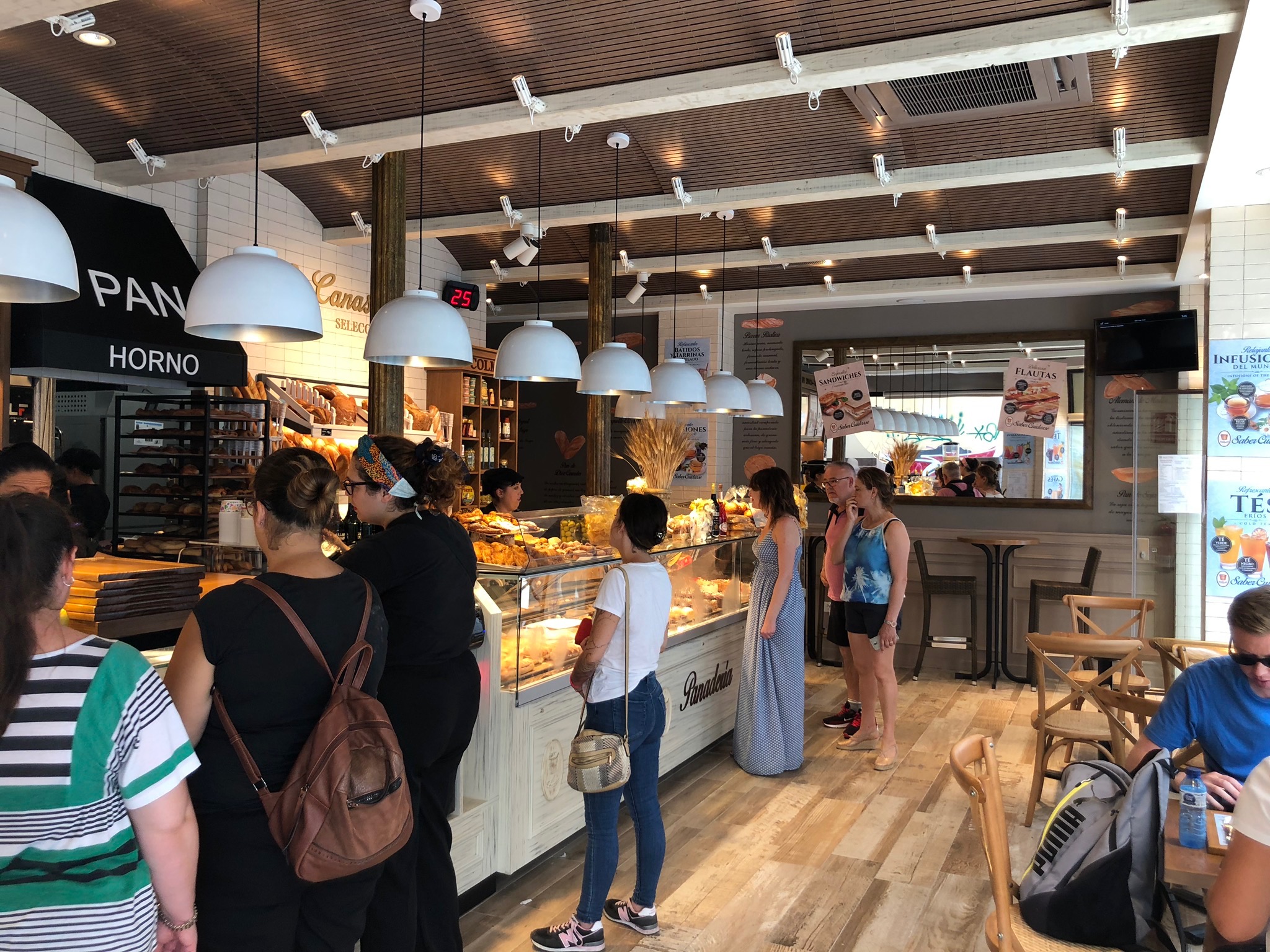 Nueva apertura comercial de la panadería La Canasta en el centro de Málaga